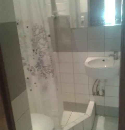 Bialy Przy Plazy ホームステイ ミエンジズドロイェ